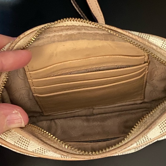 Michael Kors compact great for a night out. - Picture 7 of 14